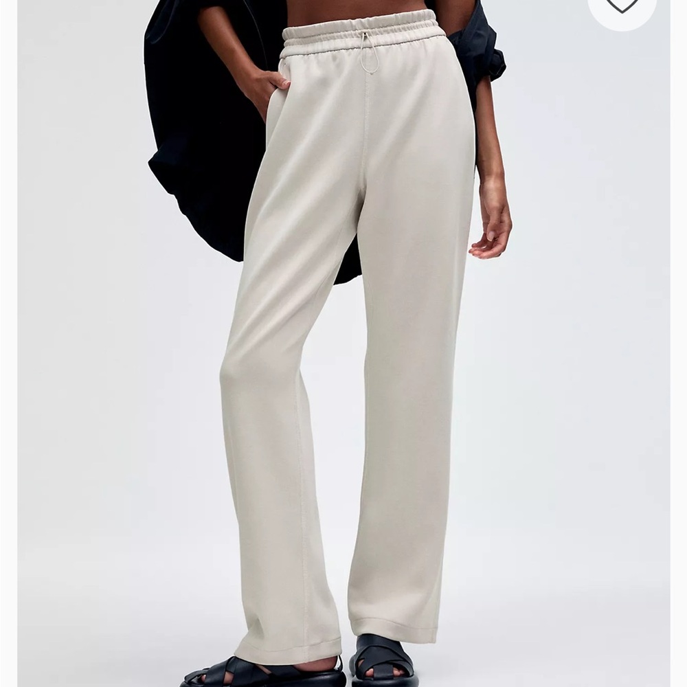 Lululemon Softstreme High-Rise Pant
Regular